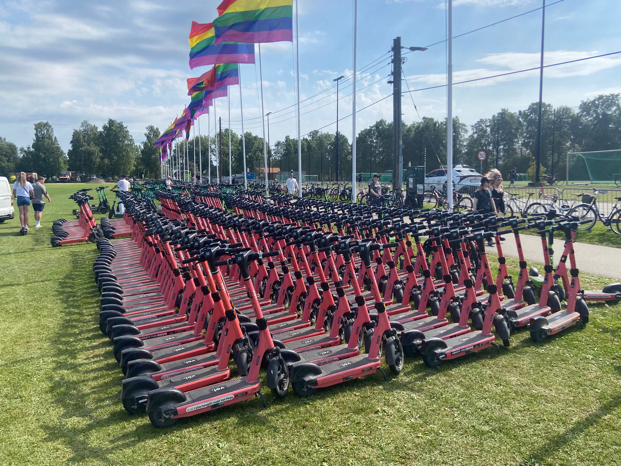 Massiv deployment av VOI-sparkesykler på eventlokasjon