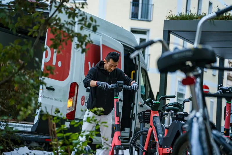 Feltoperatør utfører batteribytte
